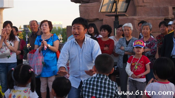 可乐老师与小朋友互动