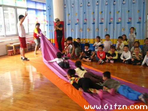 幼儿游戏滑溜布